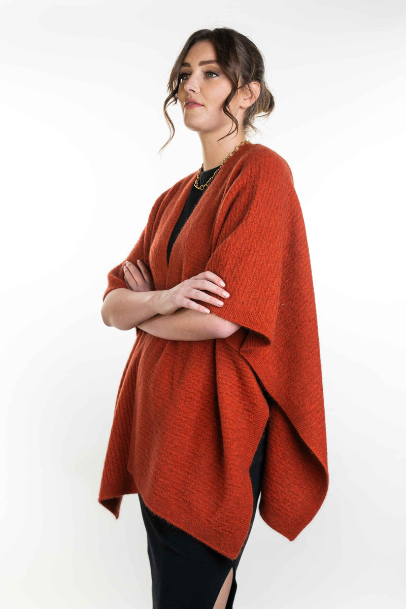 POSSUM & MERINO WOMEN'S TEXTURED ZIG ZAG CAPE KO553